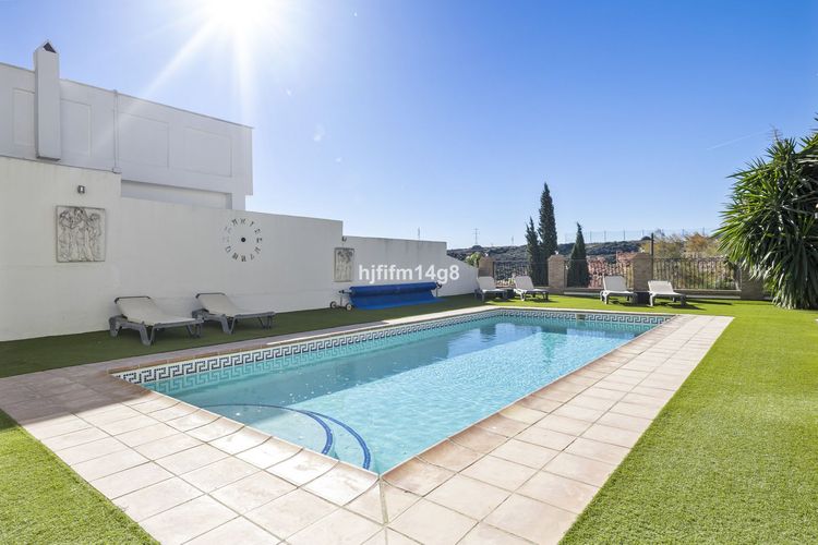 House | Resale in Estepona in Estepona, Costa del Sol - Photo 2