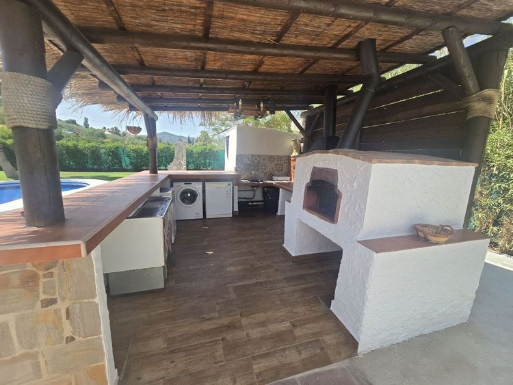 House | Resale in Estacion de Cartama in Estacion de Cartama, Costa del Sol - Photo 3