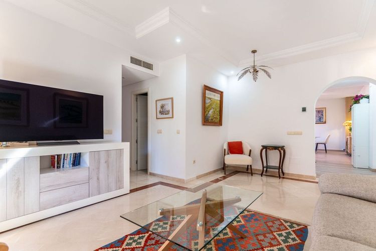 Apartment | Resale in Elviria in Elviria, Costa del Sol - Photo 3