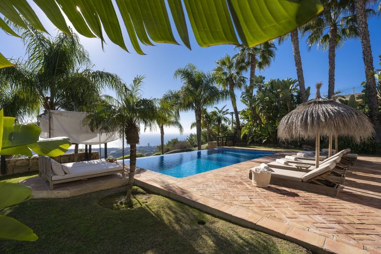 House | Resale in Altos de los Monteros in Altos de los Monteros, Costa del Sol - Photo 2