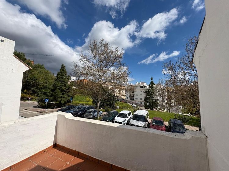 House | Resale in Estepona in Estepona, Costa del Sol - Photo 2