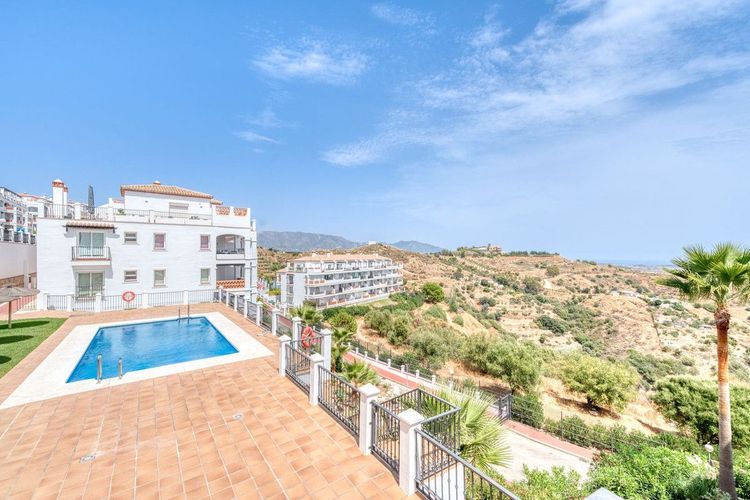 Apartment | Resale in Calahonda in Calahonda, Costa del Sol - Photo 2