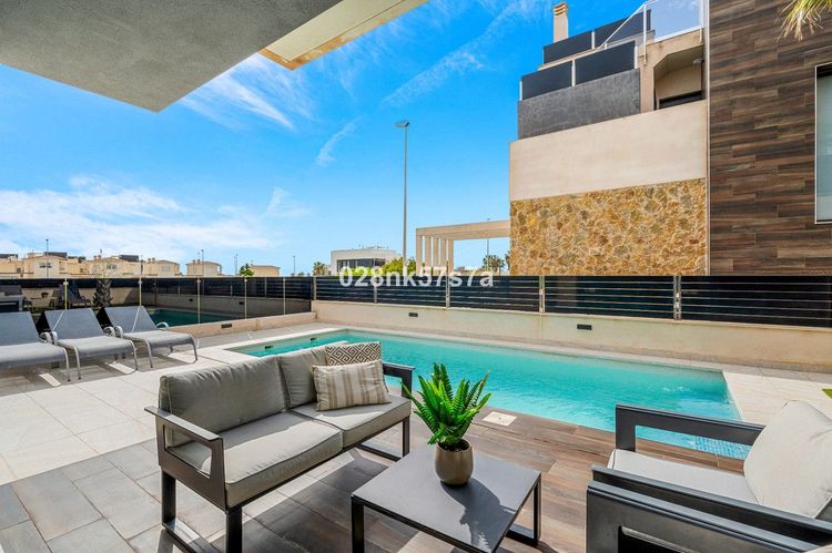House | Resale in Lomas de Cabo Roig in Lomas de Cabo Roig, Costa Blanca - Photo 2