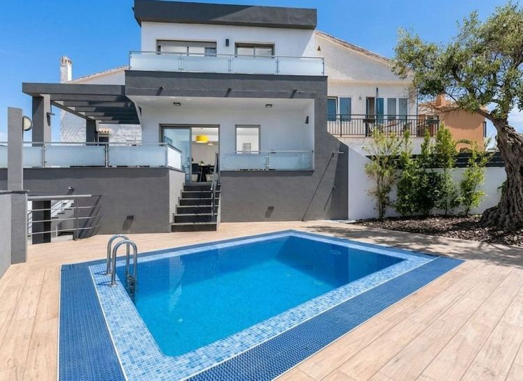 House | Resale in El Faro in El Faro, Costa del Sol - Photo 2