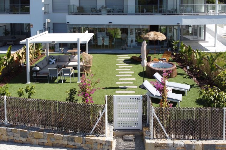 Apartment | Resale in El Chaparral in El Chaparral, Costa del Sol - Photo 2