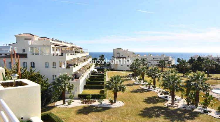 Apartment | Resale in El Chaparral in El Chaparral, Costa del Sol - Photo 5
