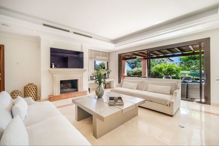 House | Resale in The Golden Mile in The Golden Mile, Costa del Sol - Photo 3