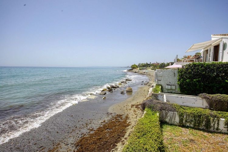 House | Resale in Estepona in Estepona, Costa del Sol - Photo 2