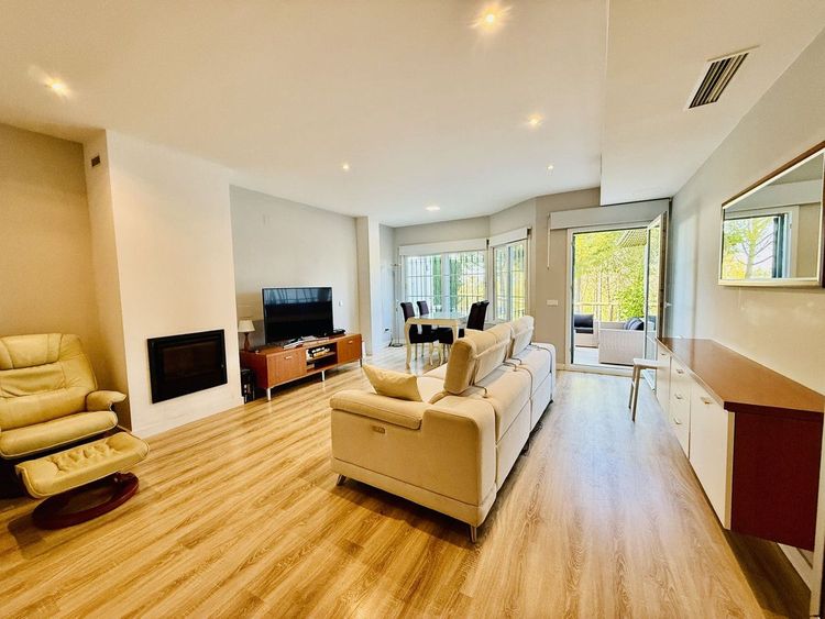 House | Resale in Alhaurín de la Torre in Alhaurín de la Torre, Costa del Sol - Photo 4