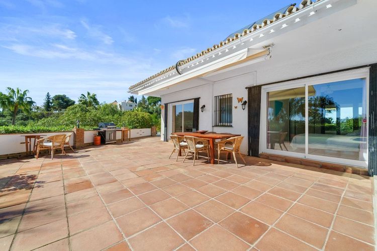 House | Resale in Calahonda in Calahonda, Costa del Sol - Photo 3