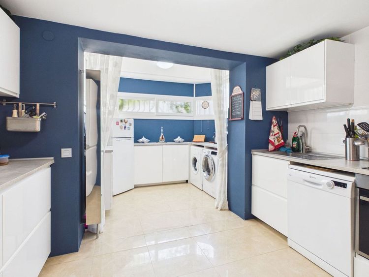 House | Resale in Selwo in Selwo, Selwo - La Concha-Resina Golf, Costa del Sol - Photo 4