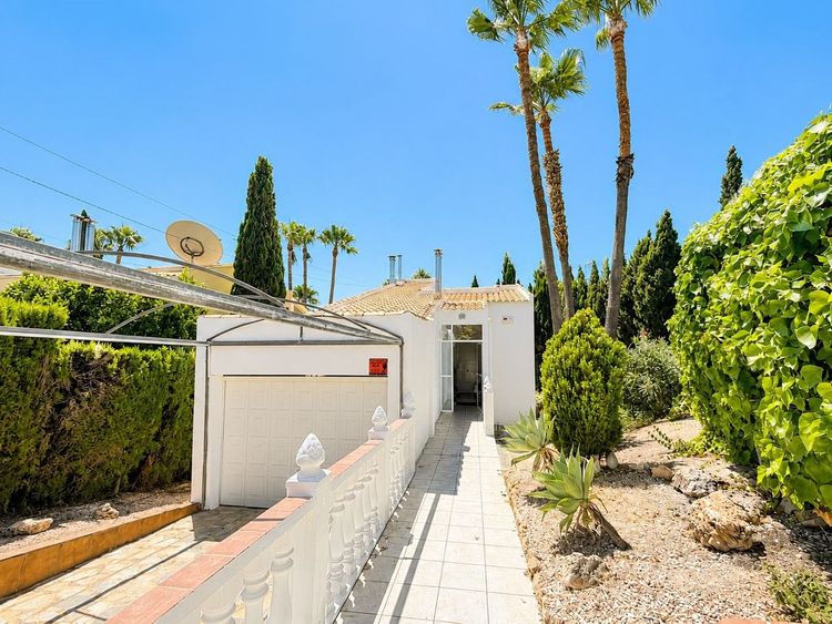House | Resale in Villamartin in Villamartin, Costa Blanca - Photo 3