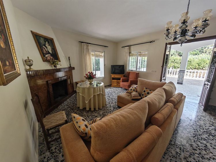 House | Resale in Estepona in Estepona, Costa del Sol - Photo 4