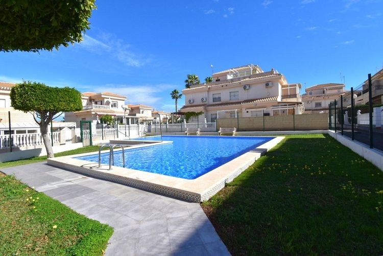 House | Resale in Playa Flamenca in Playa Flamenca, Costa Blanca - Photo 2
