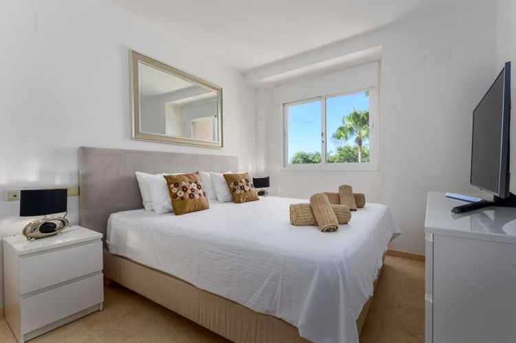 Apartment | Resale in Elviria in Elviria, Costa del Sol - Photo 4