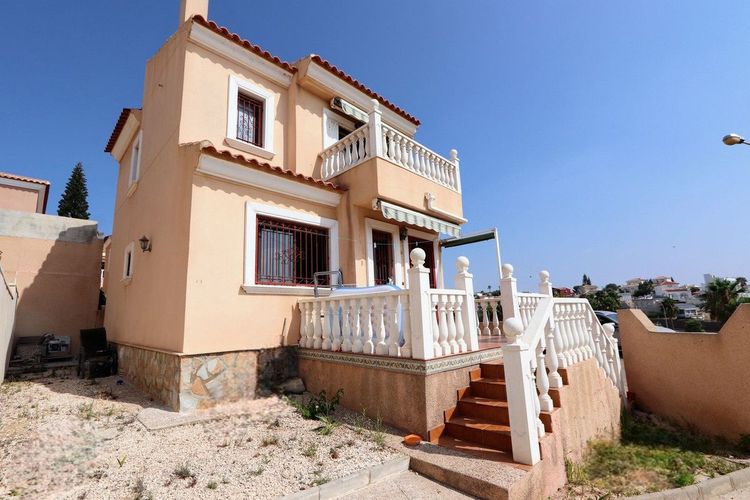 House | Resale in Villamartin in Villamartin, Costa Blanca - Photo 2