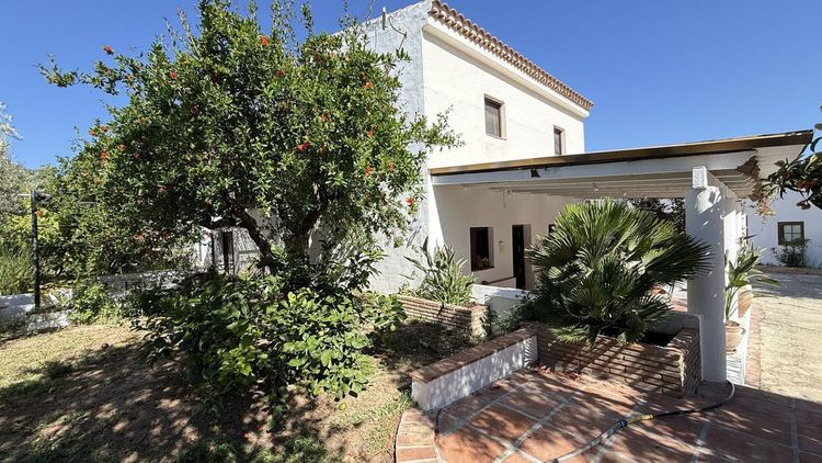 House | Resale in Alhaurín el Grande in Alhaurín el Grande, Valle de Guadalhorce, Costa del Sol - Photo 4