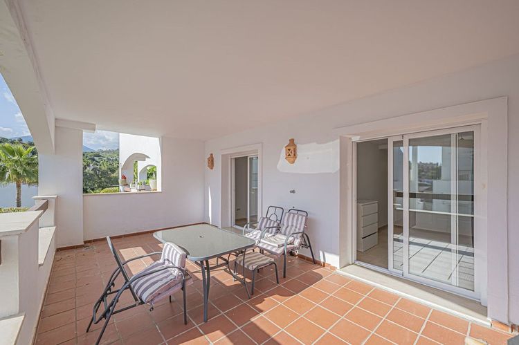 Apartment | Resale in Nueva Andalucía in Nueva Andalucía Others, Costa del Sol - Photo 4