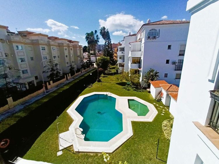 Apartment | Resale in El Pinillo in El Pinillo, Costa del Sol - Photo 2