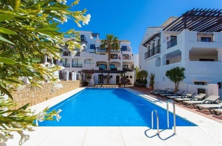 Penthouse | Resale in Altos de los Monteros in Altos de los Monteros, Costa del Sol - Photo 3