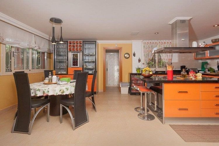 House | Resale in Playamar in Playamar, Costa del Sol - Photo 4