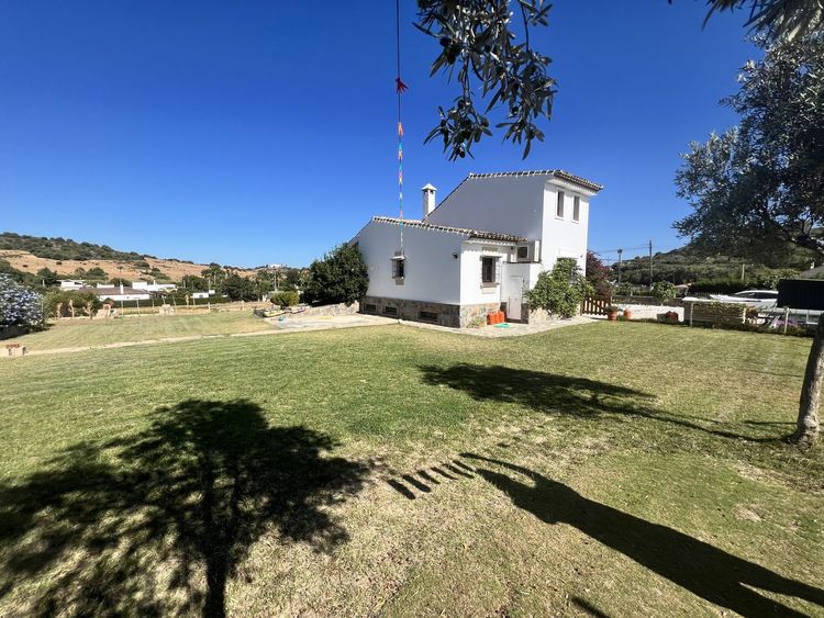 House | Resale in Estepona in Estepona, Costa del Sol - Photo 2