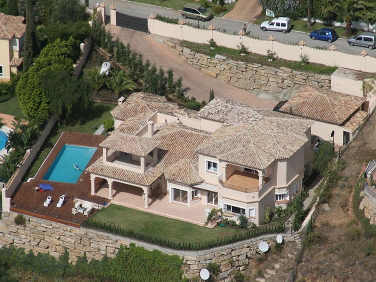 House | Resale in Atalaya in Atalaya, Costa del Sol - Photo 2