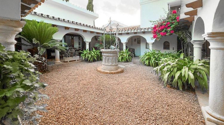 House | Resale in Marbella in Marbella Others, Costa del Sol - Photo 2