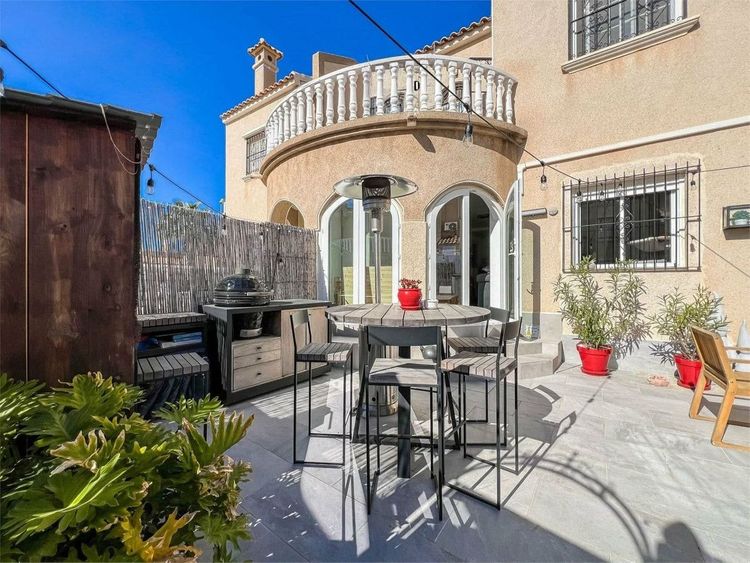 House | Resale in Villamartin in Villamartin, Costa Blanca - Photo 3