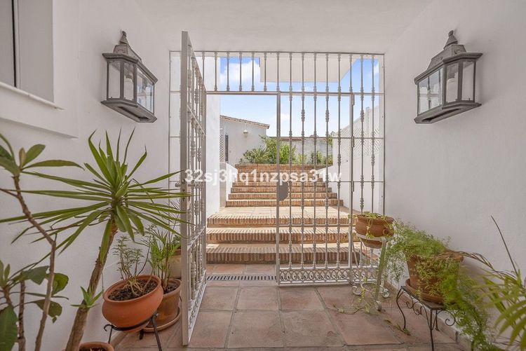 House | Resale in Estepona in Estepona, Costa del Sol - Photo 4