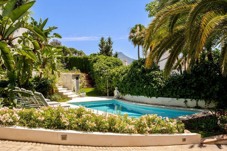 House | Resale in El Madroñal in El Madroñal, Costa del Sol - Photo 5