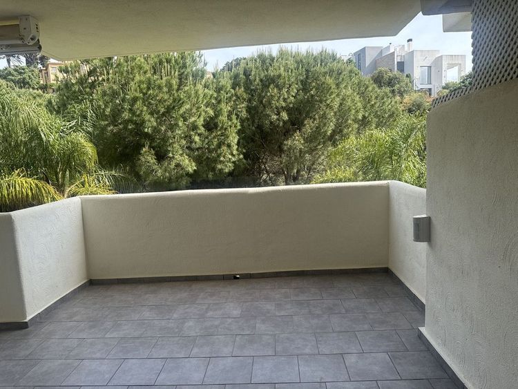 Apartment | Resale in Elviria in Elviria, Costa del Sol - Photo 2