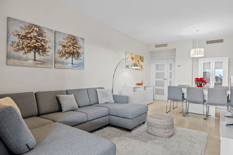 Apartment | Resale in Los Flamingos in Los Flamingos, Costa del Sol - Photo 4