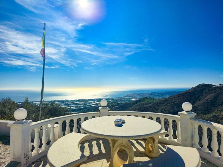 House | Resale in Arenas in Arenas, Costa del Sol - Photo 4