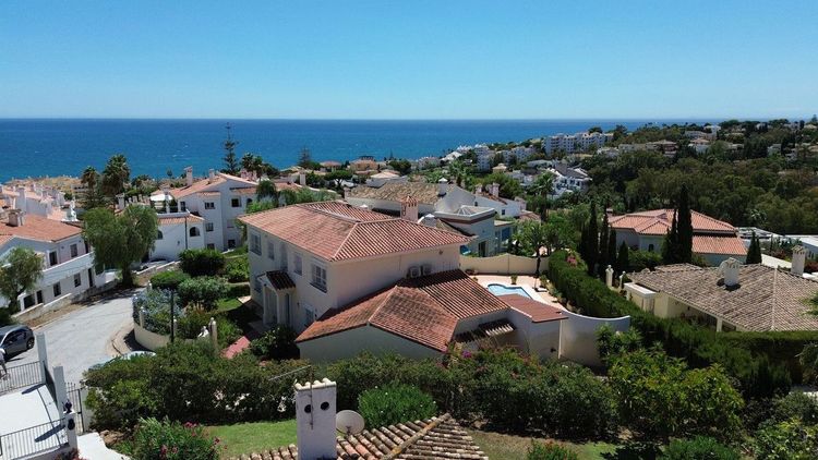 House | Resale in Torrenueva in Torrenueva, Costa del Sol - Photo 2
