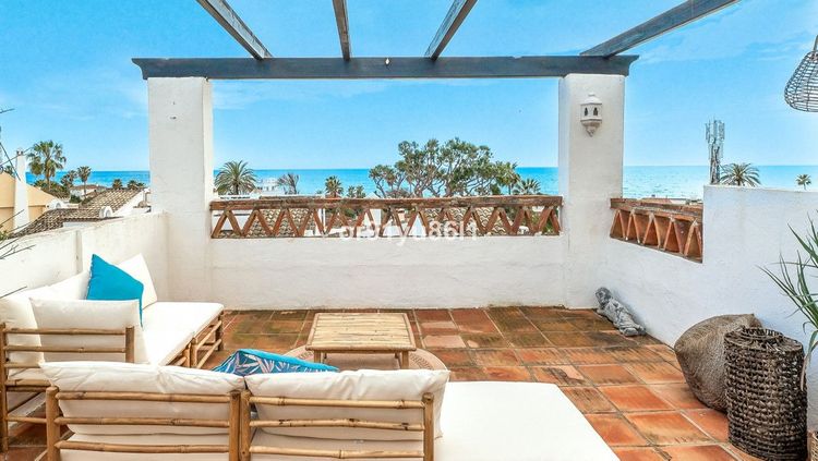 House | Resale in Costabella in Costabella, Costa del Sol - Photo 2