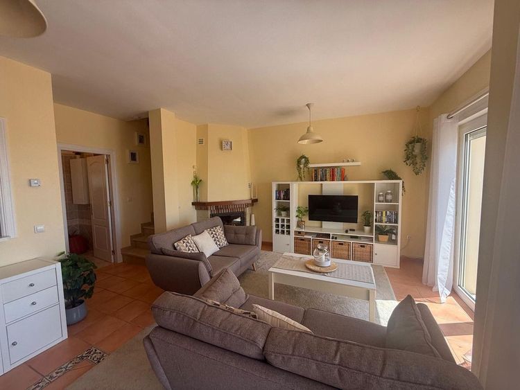 House | Resale in Valtocado in Valtocado, Costa del Sol - Photo 4