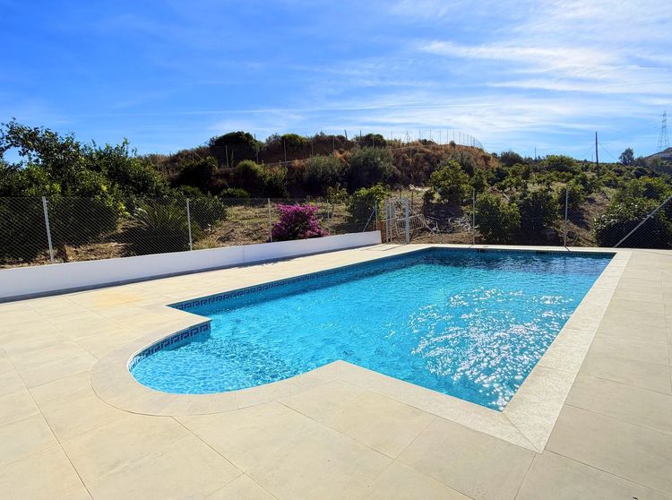 House | Resale in Estepona in Estepona, Costa del Sol - Photo 5