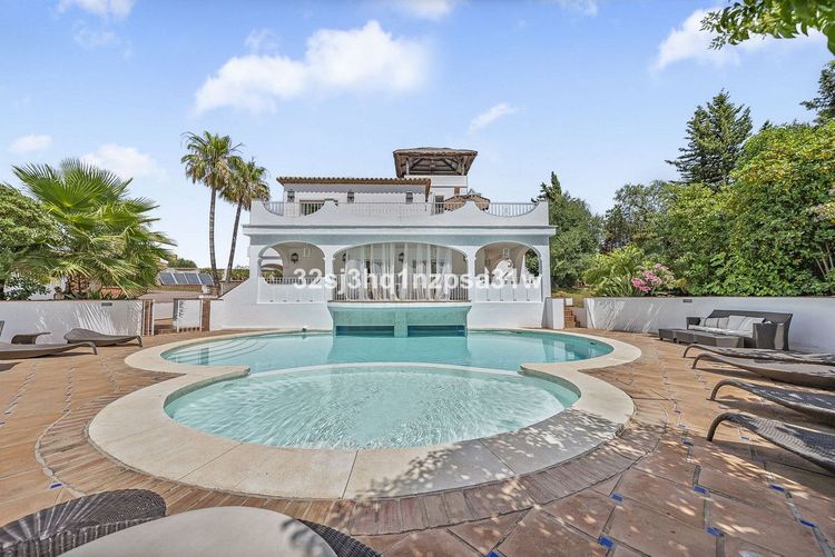 House | Resale in Estepona in Estepona, Costa del Sol - Photo 2