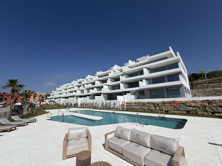 Apartment | Resale in La Duquesa in La Duquesa, Costa del Sol - Photo 2