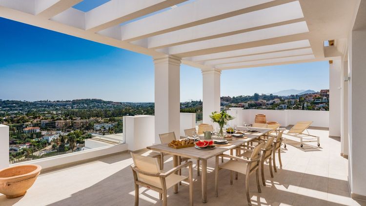 Apartment | Resale in Nueva Andalucía in Nueva Andalucía, Costa del Sol - Photo 2