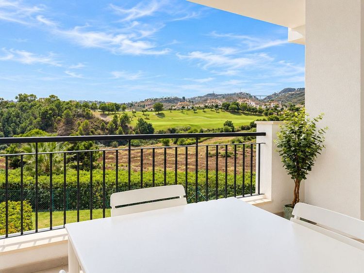 Apartment | Resale in Los Arqueros in Los Arqueros, Los Arqueros-Puerto del Almendro, Costa del Sol - Photo 2