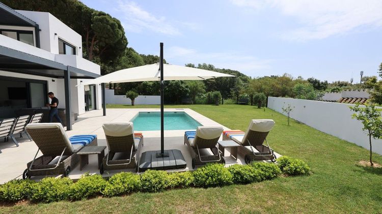 House | Resale in Artola in Artola, Costa del Sol - Photo 4
