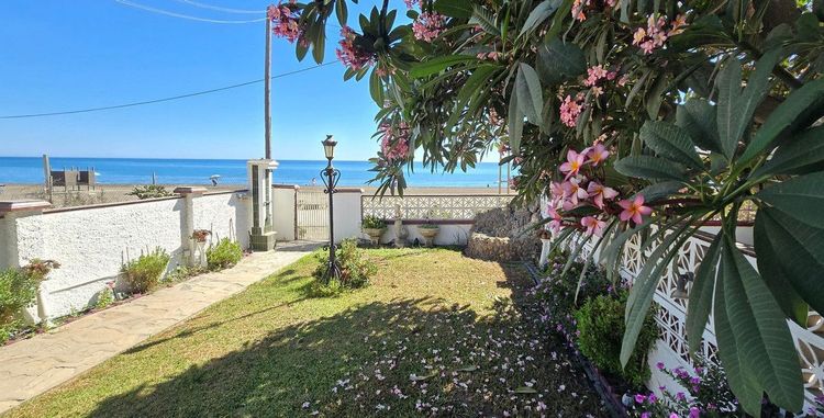 House | Resale in Torre de Benagalbón in Torre de Benagalbón, Costa del Sol - Photo 2