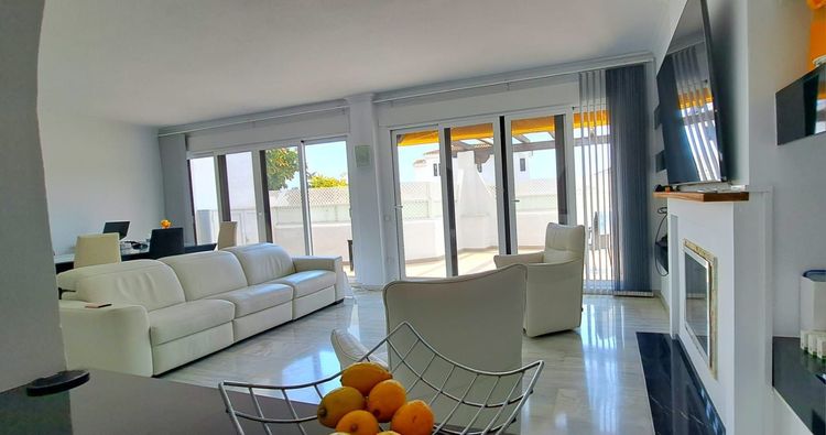 Apartment | Resale in Nueva Andalucía in Nueva Andalucía, Costa del Sol - Photo 2