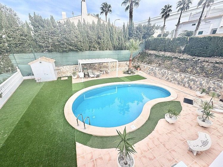House | Resale in Villamartin in Villamartin, Costa Blanca - Photo 3