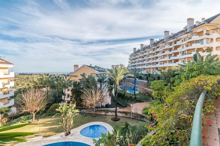 Apartment | Resale in Nueva Andalucía in Nueva Andalucía Others, Costa del Sol - Photo 4