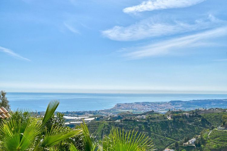 House | Resale in Algarrobo in Algarrobo, Costa del Sol - Photo 4