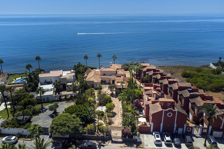 House | Resale in Marbesa in Marbesa, Marbella East, Costa del Sol - Photo 2