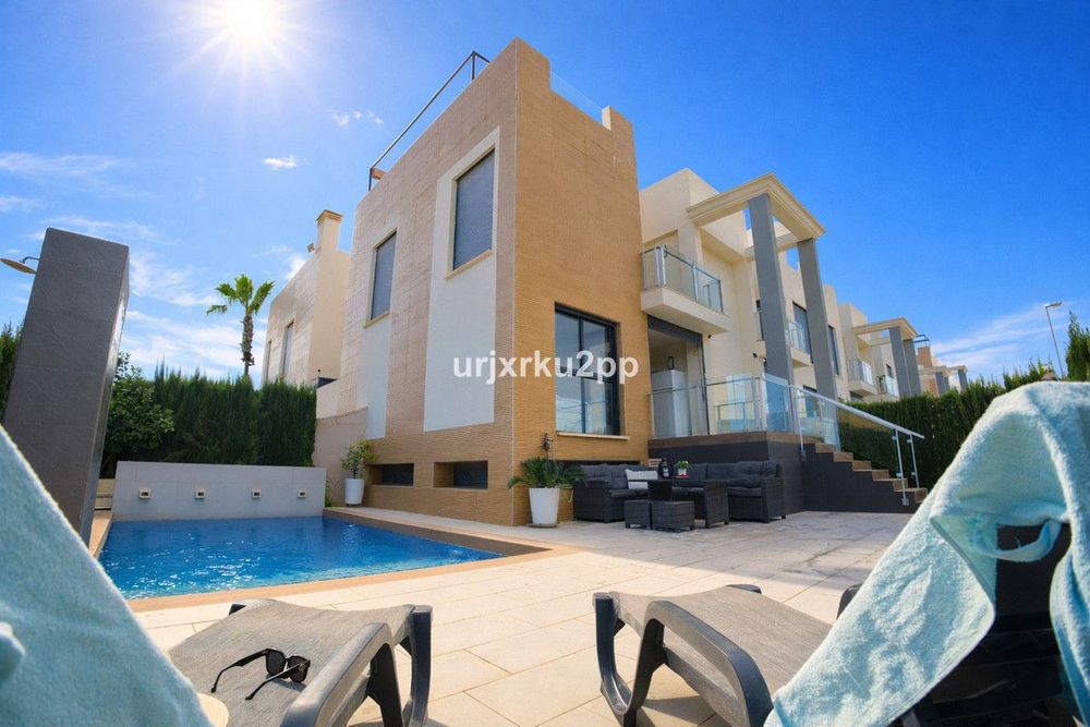 House | Resale in La Zenia in La Zenia, Costa Blanca - Main property photo